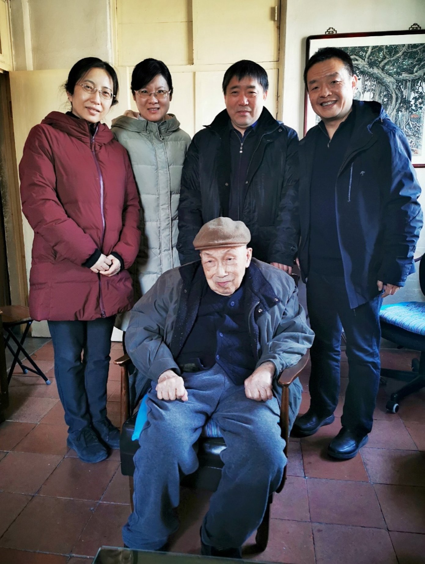 图片包含 人员, 地面, 群组, 站立

描述已自动生成