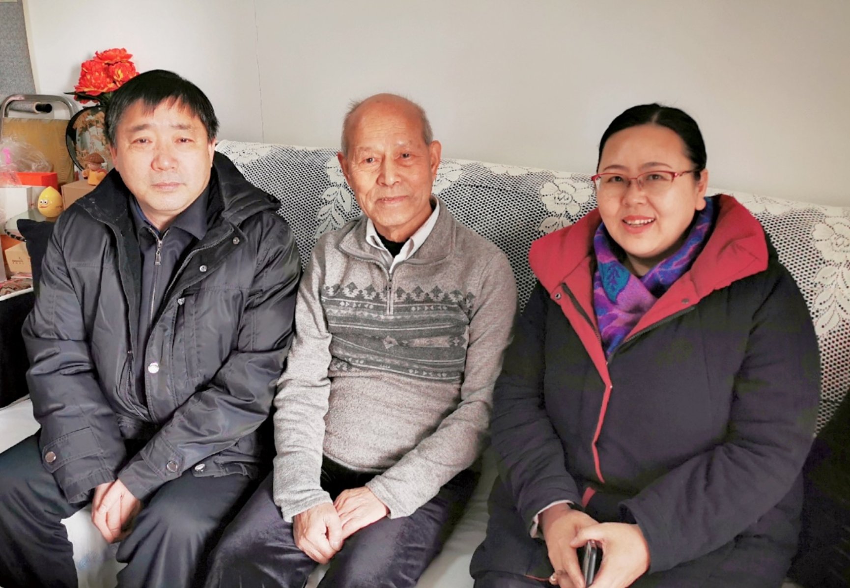 图片包含 人员, 墙壁, 就坐, 人物

描述已自动生成