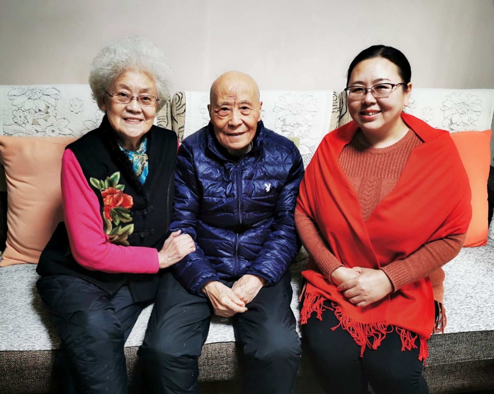 图片包含 人员, 墙壁, 伪装, 下一个
描述已自动生成